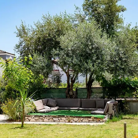 Villa Spacious With Sea And Mountain View