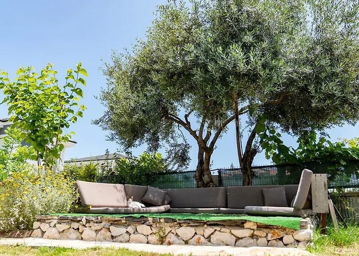 Villa Spacious With Sea And Mountain View