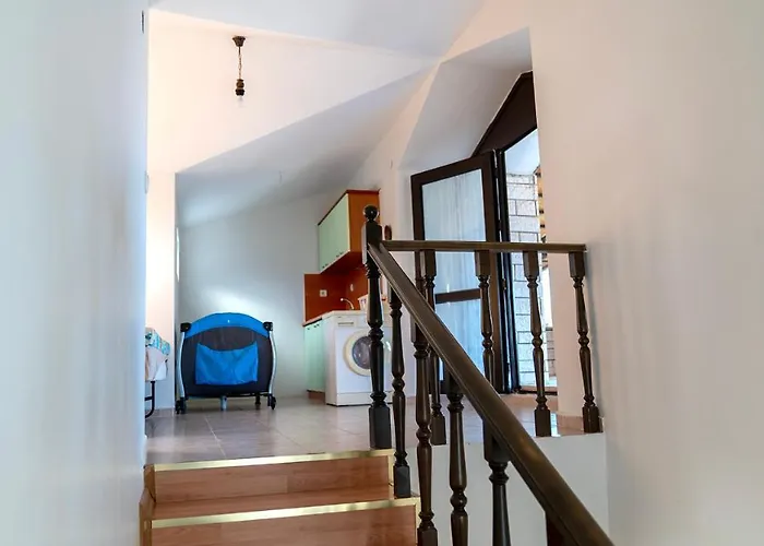 Spacious With Sea And Mountain View