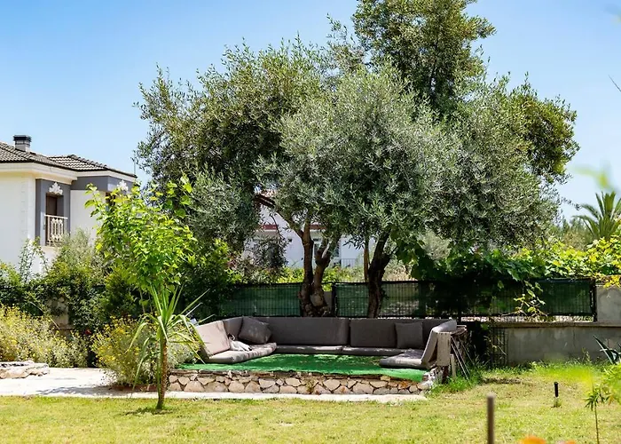 Villa Spacious With Sea And Mountain View
