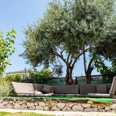 Villa Spacious With Sea And Mountain View