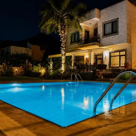Villa Spacious With Sea And Mountain View