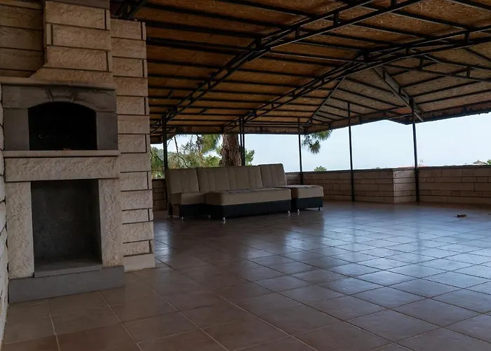 Spacious With Sea And Mountain View *